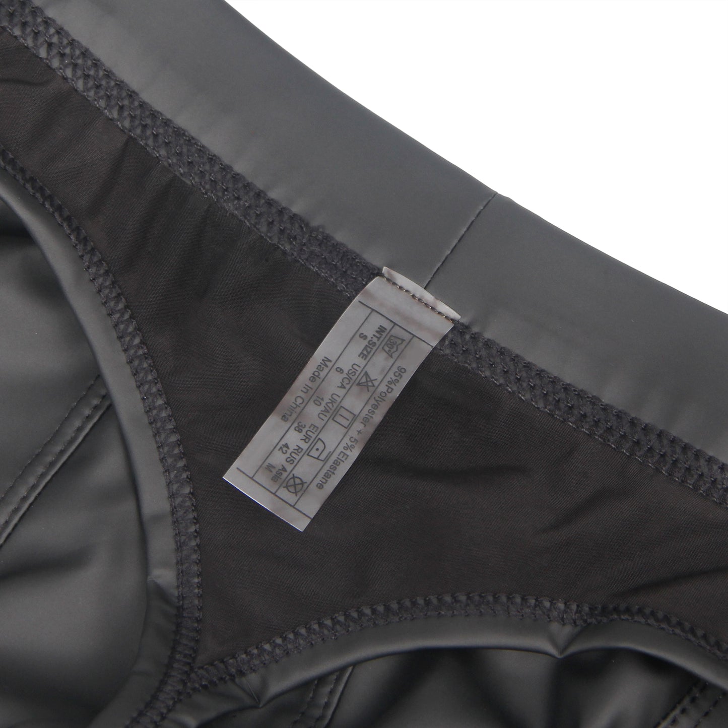 Schwarze Wetlook-Boxershorts, Innenansicht mit Pflegeetikett und Nahtdetails.