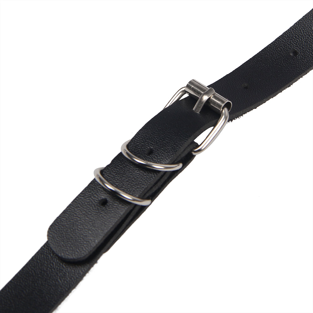 Schwarzer verstellbarer Full-Body-Harness: Brust- & Beinschlaufen mit Metallringen, Detailaufnahme