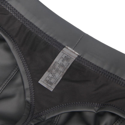 Schwarze Wetlook-Boxershorts, Innenansicht mit Pflegeetikett und Nahtdetails.