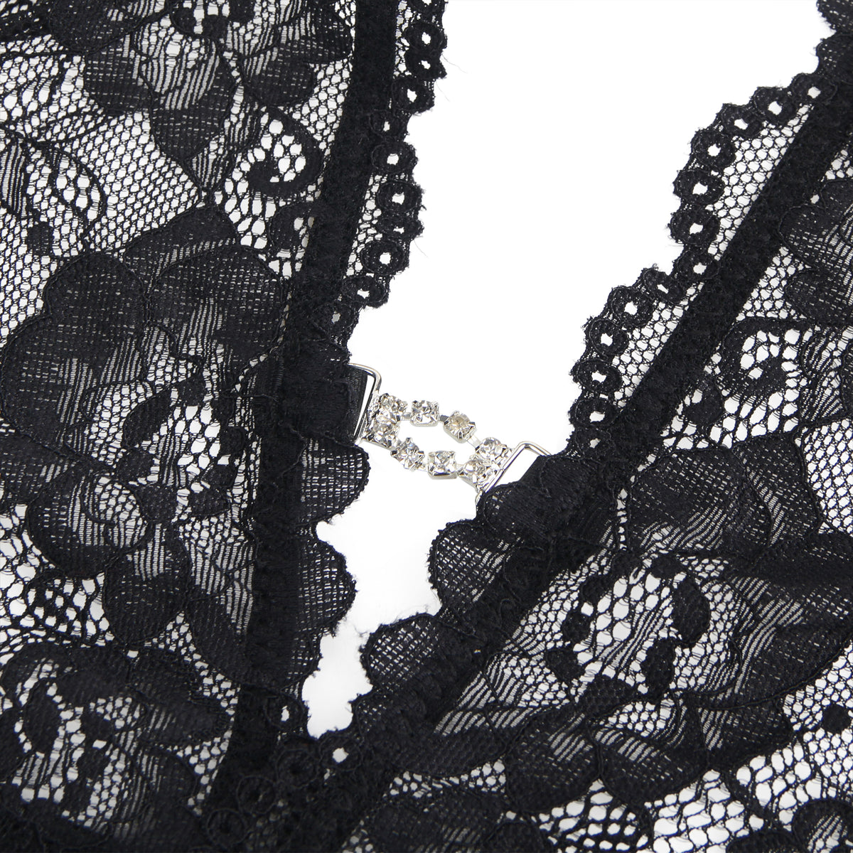 Damen Spitzenbody mit floraler Spitze und tiefem V-Ausschnitt. Nahaufnahme des mit Kristallen besetzten Neckholder-Details in Schwarz.