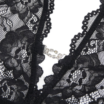 Damen Spitzenbody mit floraler Spitze und tiefem V-Ausschnitt. Nahaufnahme des mit Kristallen besetzten Neckholder-Details in Schwarz.