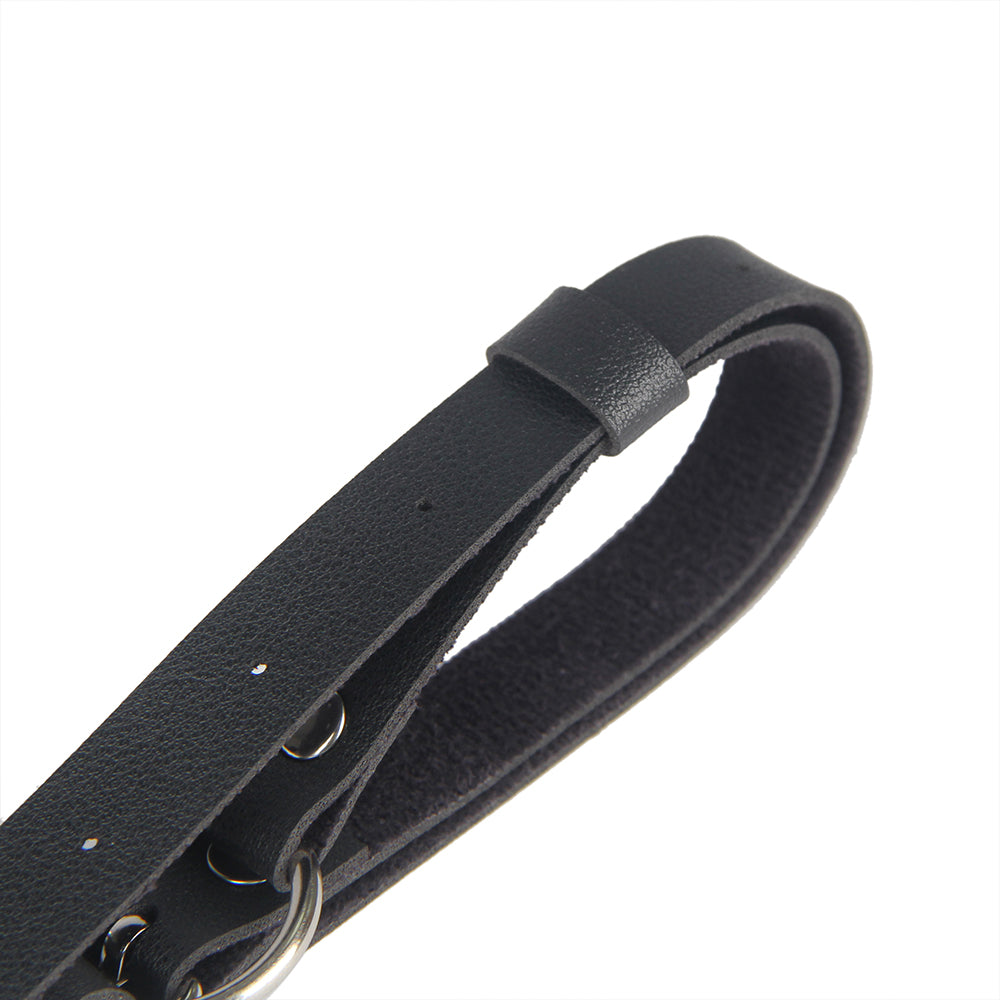 Schwarzer Damen-Body-Harness mit verstellbarem Hüftgürtel, Beinschlaufen und Metallringen.