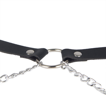 Schwarzer Body Harness mit Ring, Ketten und verstellbaren Hüft- und Beinschlaufen