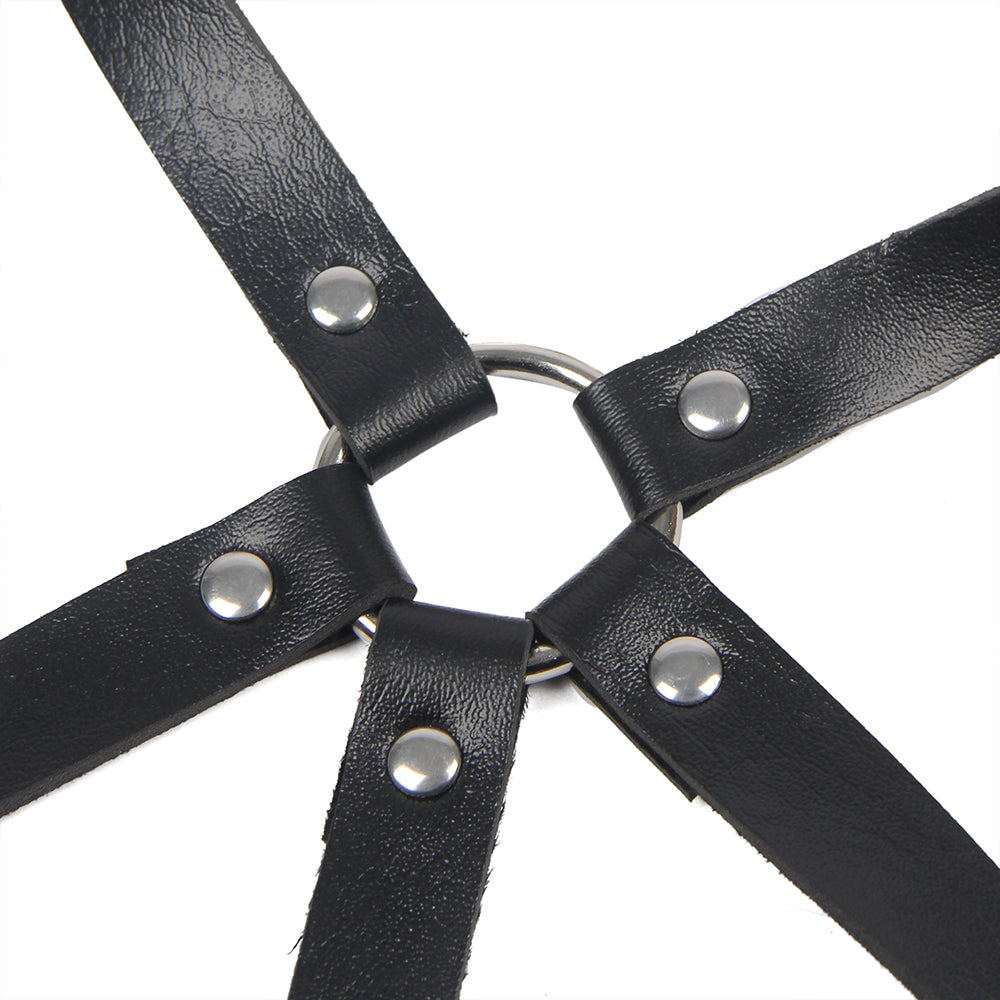 Schwarzer Brust-Harness aus Leder mit verstellbaren Riemen und Metallringen, Nahaufnahme