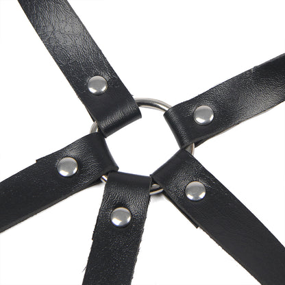 Schwarzer Brust-Harness aus Leder mit verstellbaren Riemen und Metallringen, Nahaufnahme