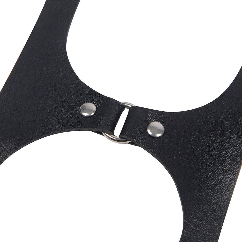 Schwarzer Damen-Vollkörper-Harness mit verstellbaren Riemen, Metallring und Brust- & Beinschlaufen.