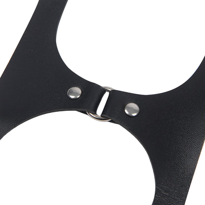 Schwarzer Damen-Vollkörper-Harness mit verstellbaren Riemen, Metallring und Brust- & Beinschlaufen.