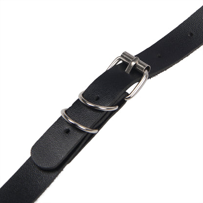 Schwarzer verstellbarer Full-Body-Harness: Brust- & Beinschlaufen mit Metallringen, Detailaufnahme