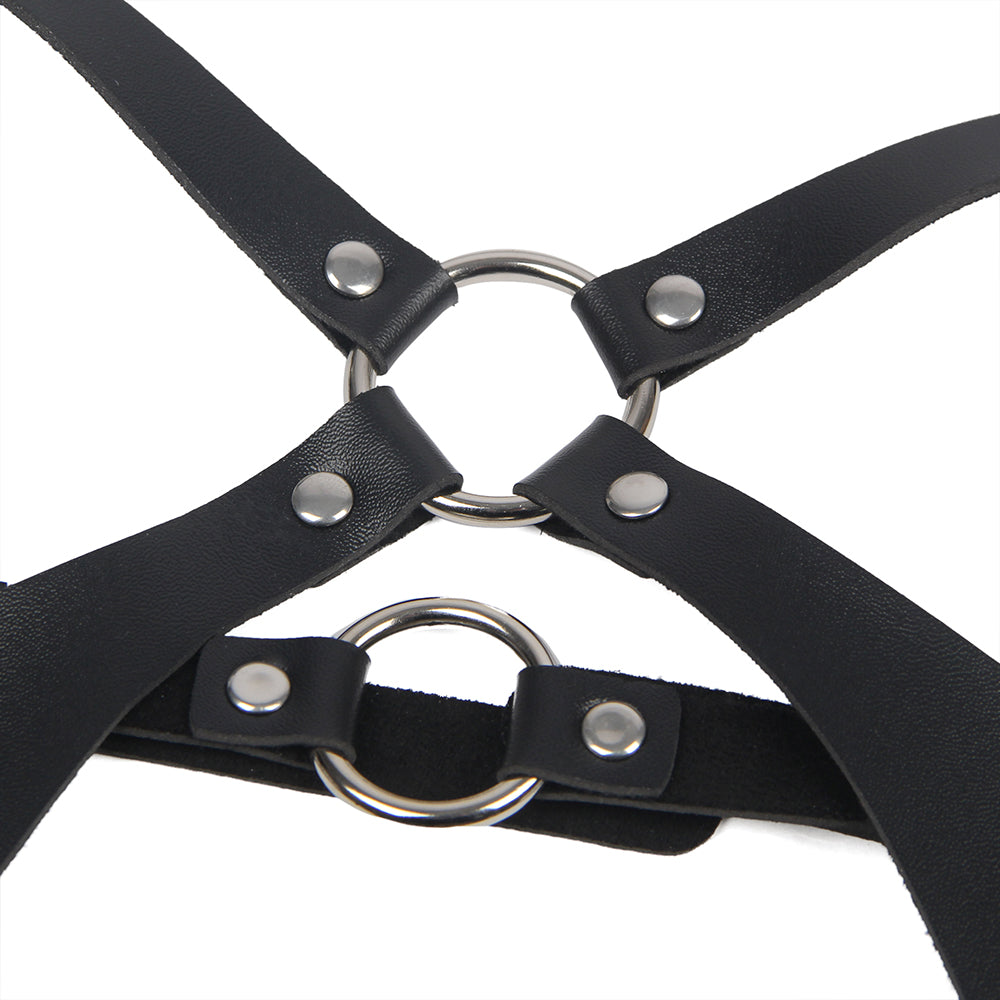 Schwarzer Damen-Full-Body-Harness mit Metallringen und Brust- und Beinschlaufen – Nahaufnahme