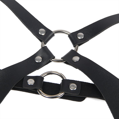 Schwarzer Damen-Full-Body-Harness mit Metallringen und Brust- und Beinschlaufen – Nahaufnahme
