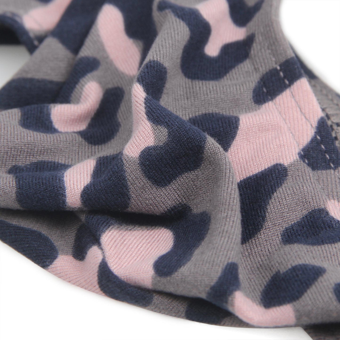 Leopardenmuster in Schwarz, Grau und Rosa für Herren String MP231-3 – Animal-Print, körpernahe Passform.
