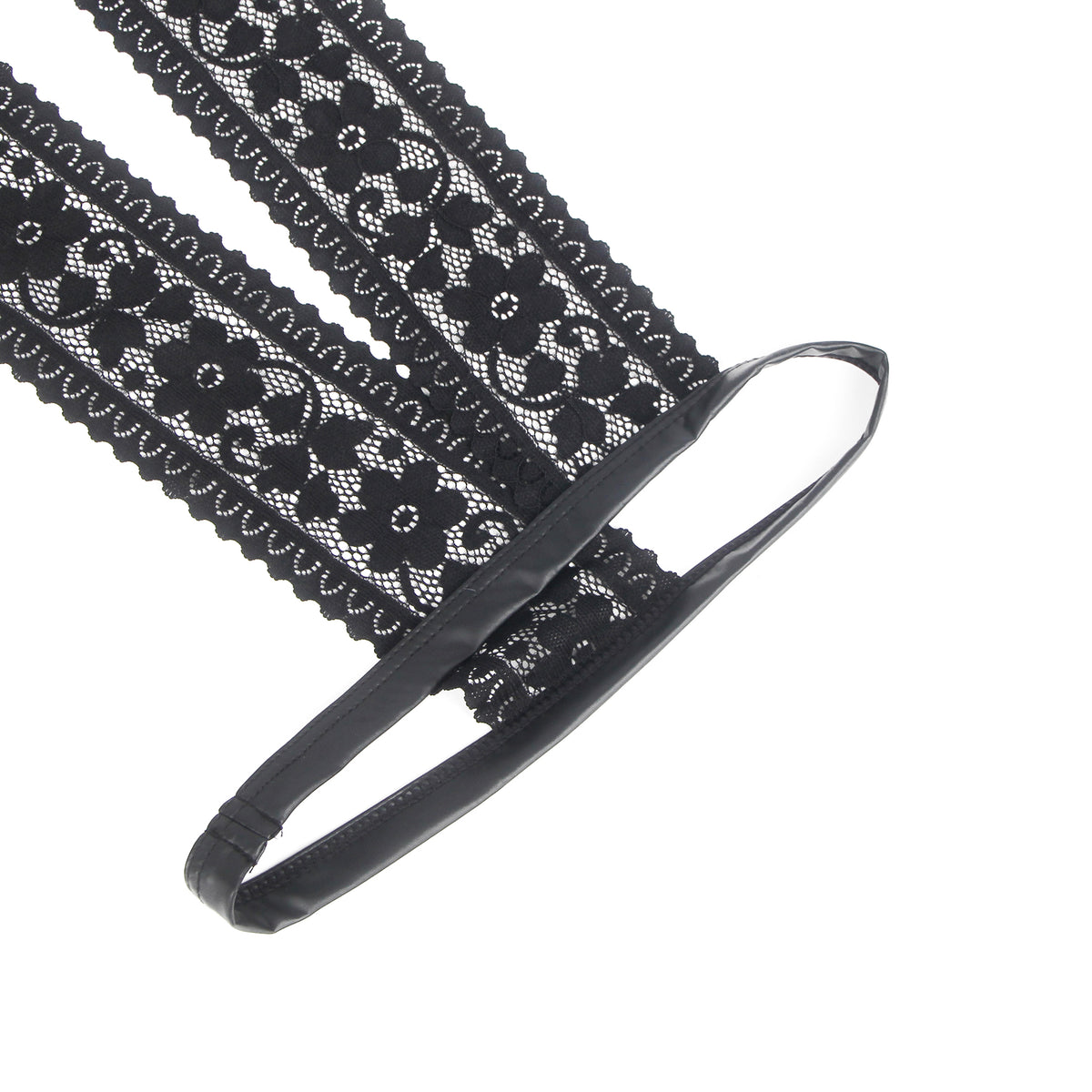 Herren String in Schwarz mit breitem floraler Spitzenbund und glänzendem Wetlook-Band.
