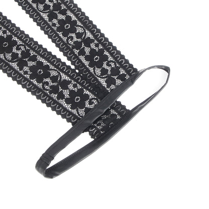 Herren String in Schwarz mit breitem floraler Spitzenbund und glänzendem Wetlook-Band.