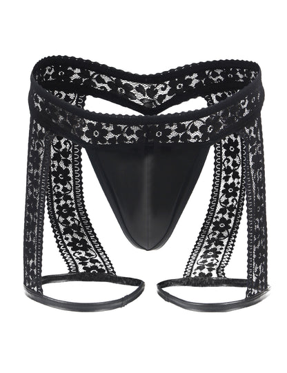 Herren String Schwarz mit Spitzenbund, seitlichen Spitzenbahnen und glänzendem Wetlook-Einsatz im V-Bereich.
