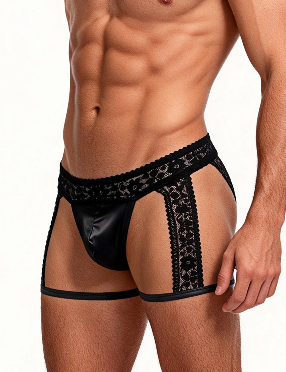 Herren String Schwarz mit Wetlook-Pouch, breitem Spitzenbund und seitlichen Spitzebahnen im körpernahen Schnitt.