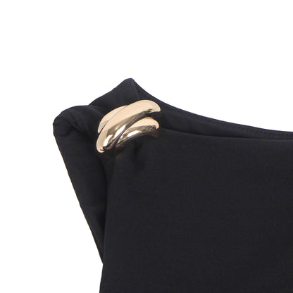 Schwarzer Damenbody Langarm, figurnaher Schnitt, minimalistisches Design – Detail mit goldener Ring-Applikation.