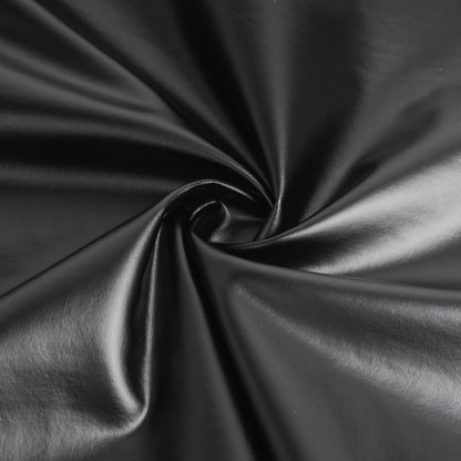 Schwarze Glancestoff-Lederoptik im Detail: Sieglänzende, gefaltete Textur für strapazierfähiges Damen-Babydoll.
